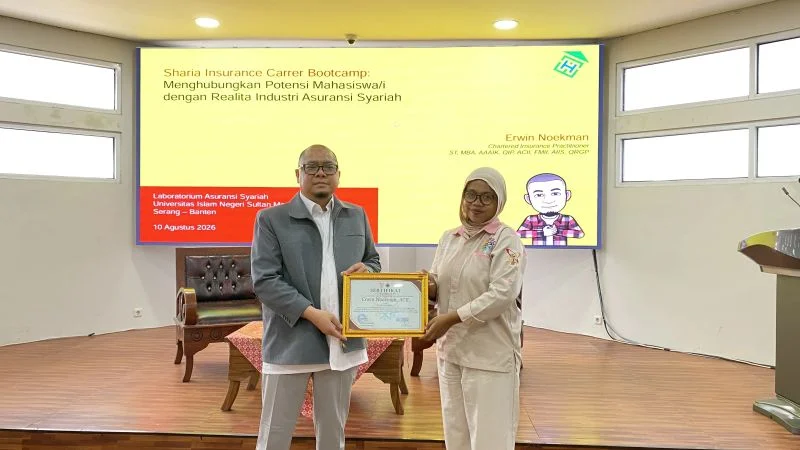 Foto :&nbsp;Erwin Noekman menerima cendramata dari panitia kegiatan.